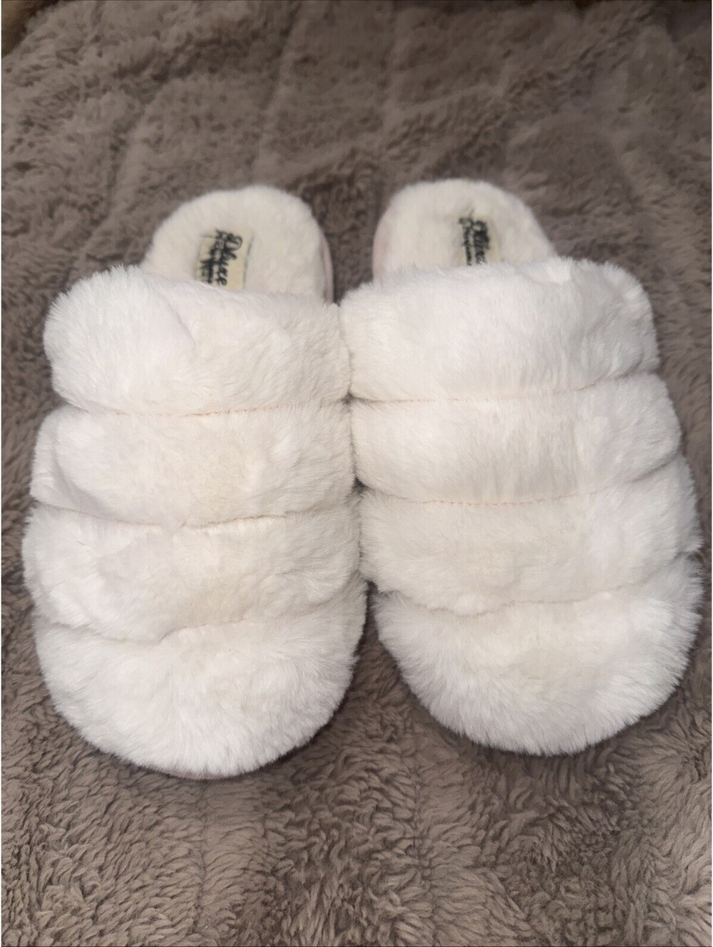 Dearfoams Women’s Faux Fur Slip-On Slippers Round Toe White US 7-8, Rubber Soles